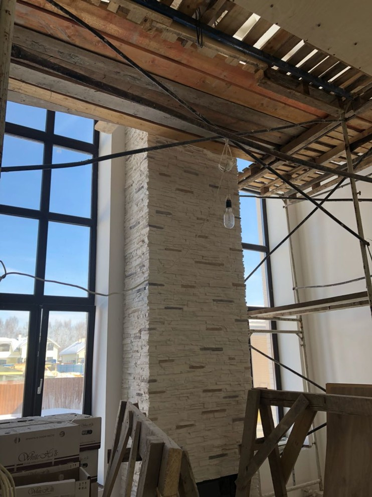 Гостиная-столовая и кухня дома в Пирогово