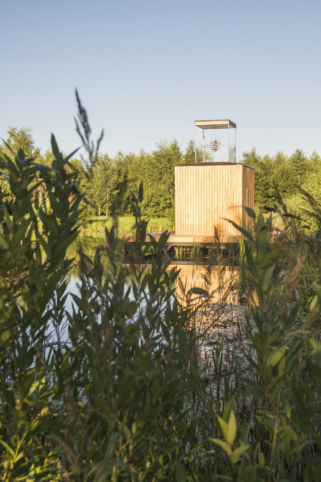 Дом с люстрой