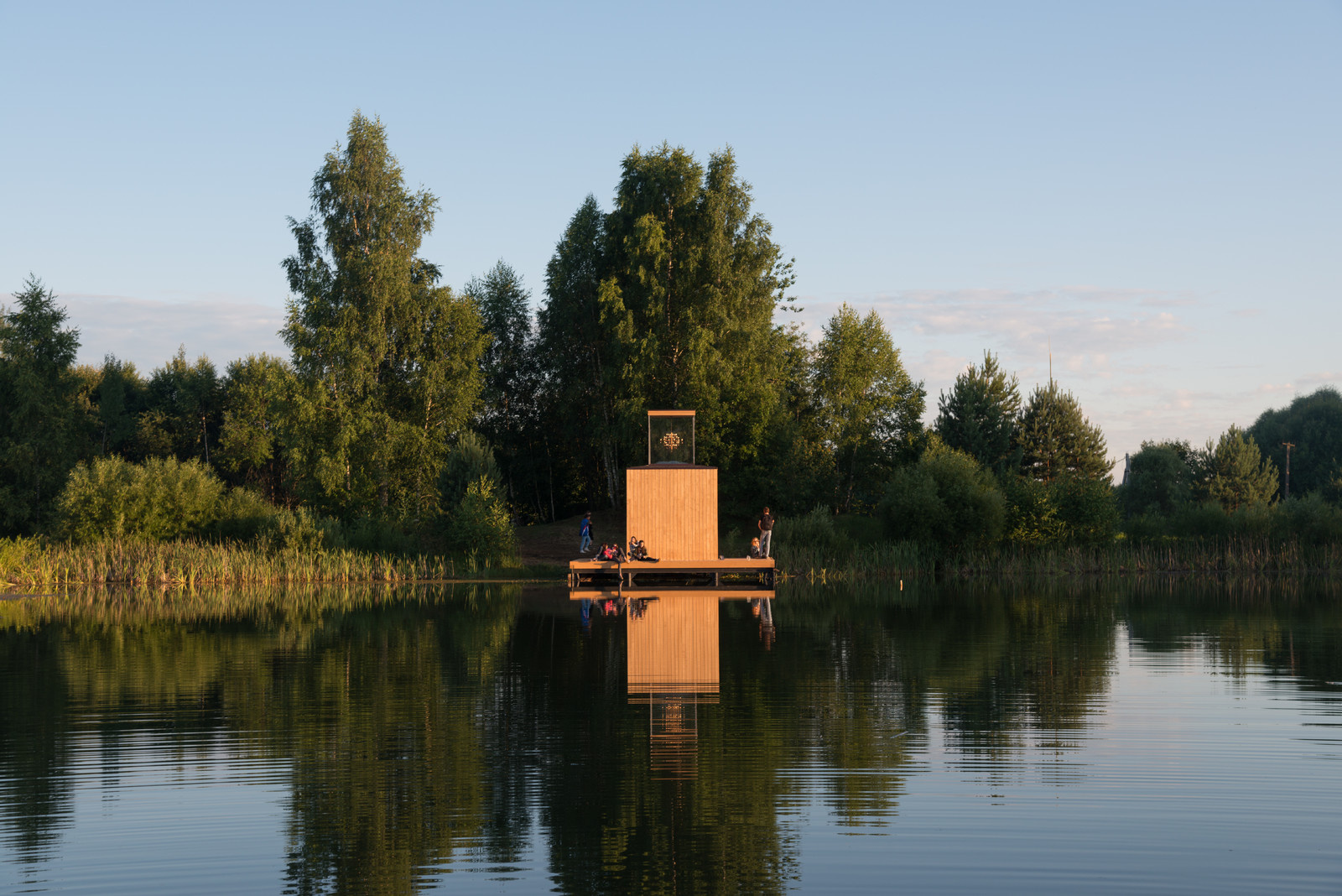 Дом с люстрой