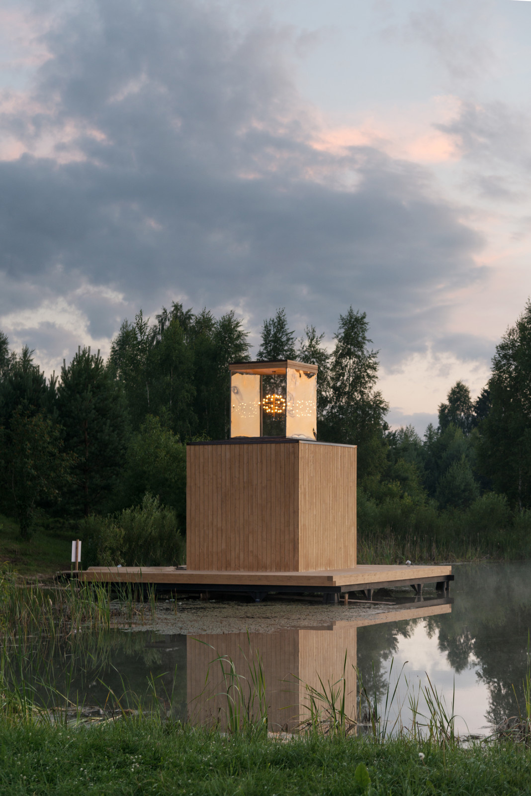 Дом с люстрой