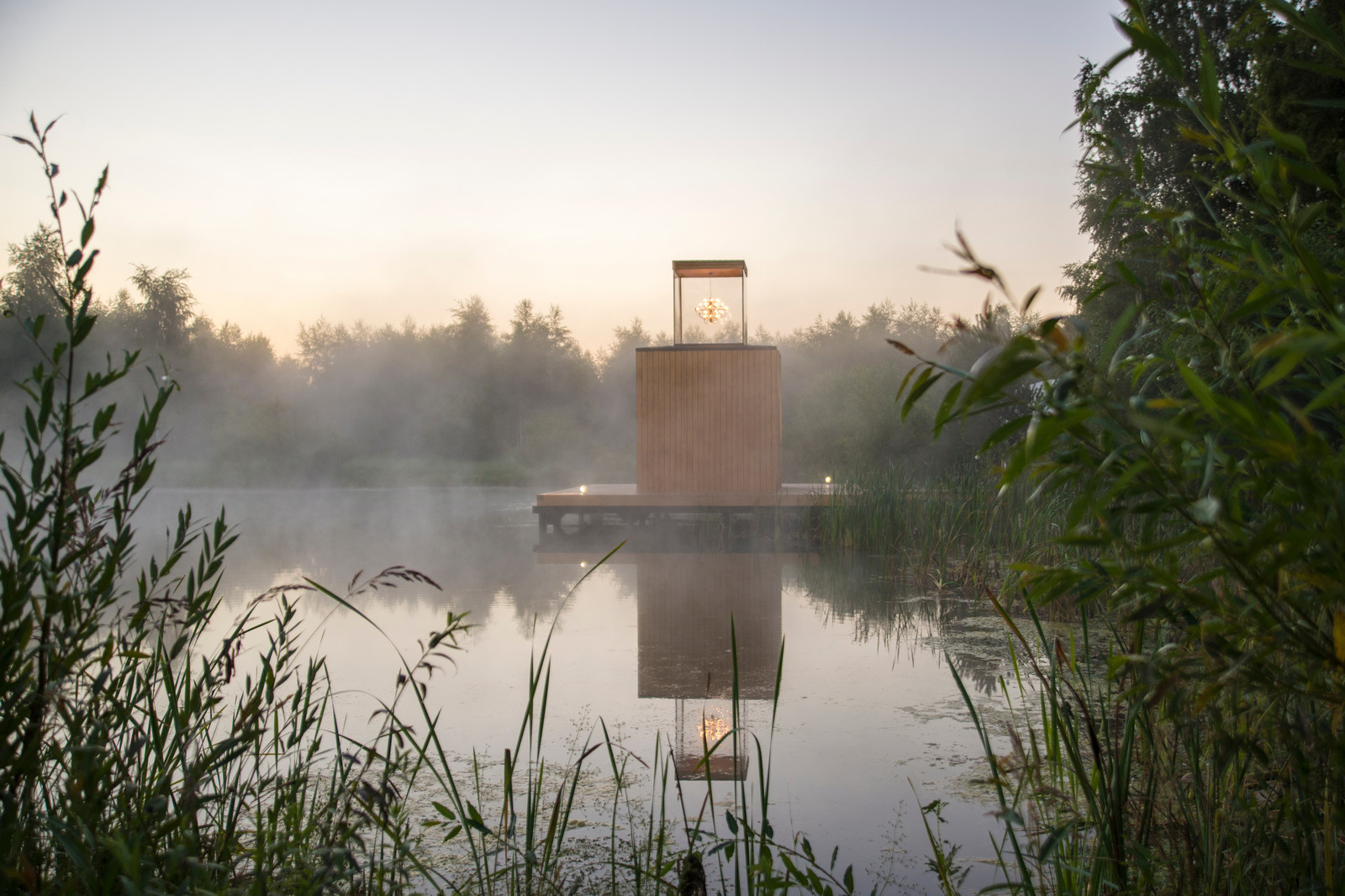 Дом с люстрой