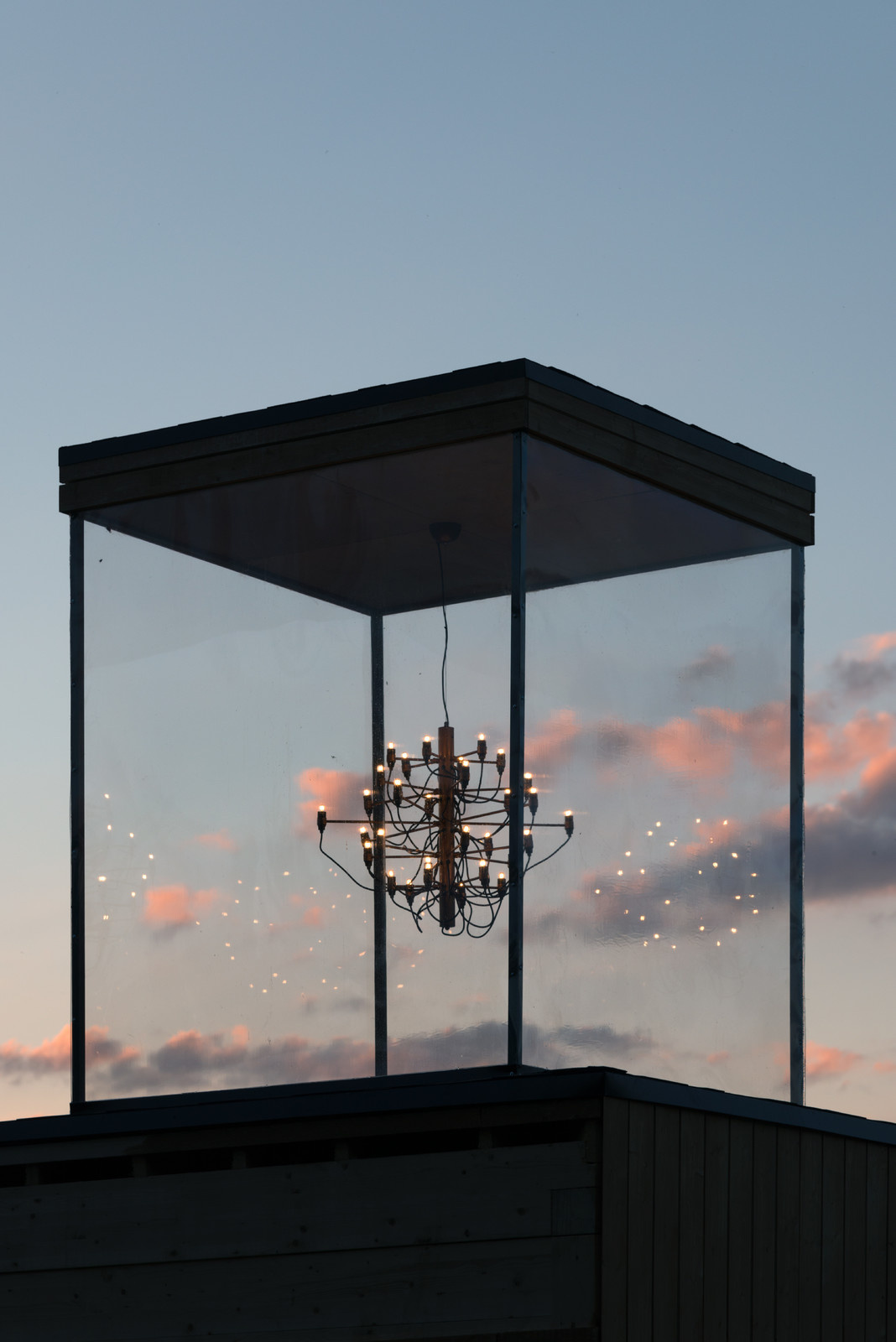 Дом с люстрой