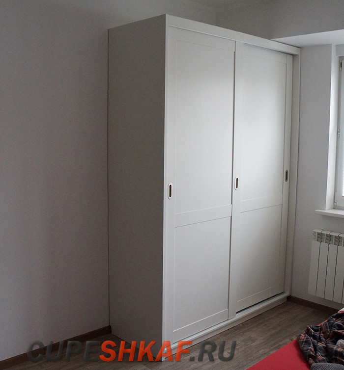 Компактный шкаф-купе в скандинавском стиле