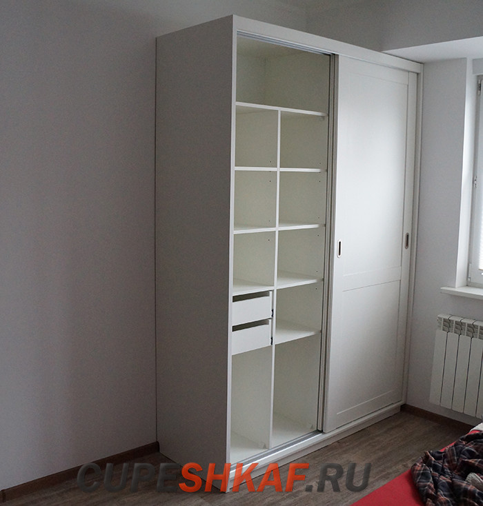 Компактный шкаф-купе в скандинавском стиле