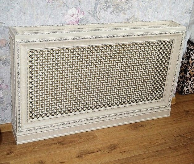 Экран короб из багета и дерева с подиумом