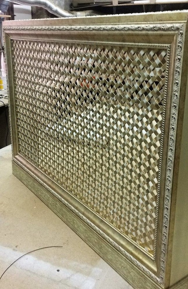 Экран короб из багета и дерева с подиумом