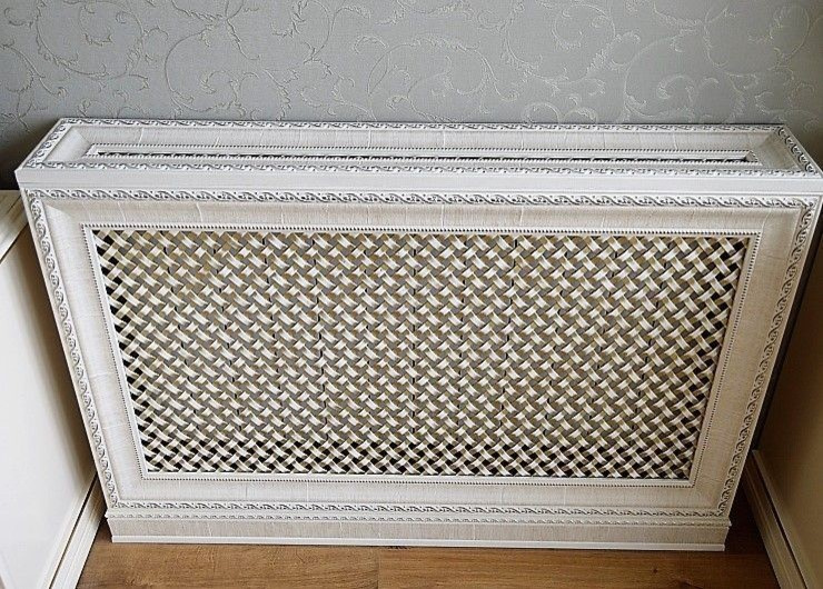 Экран короб из багета и дерева с подиумом