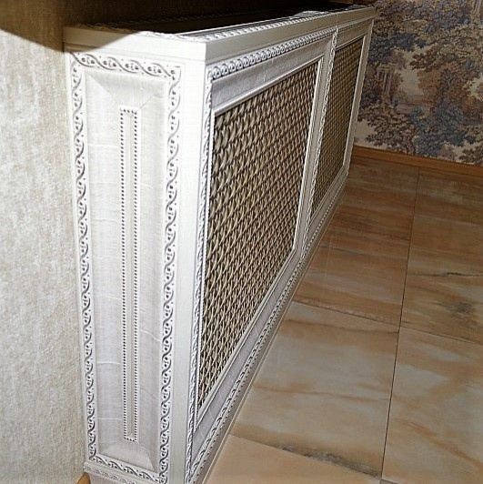 Экран короб из багета и дерева с подиумом