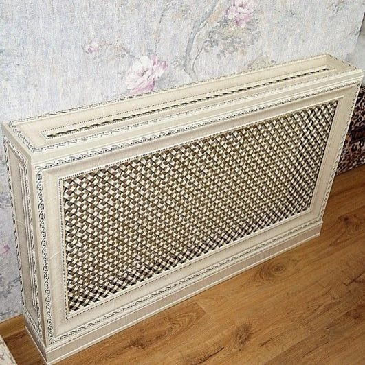 Экран короб из багета и дерева с подиумом