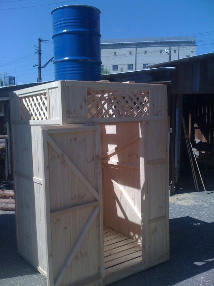 Туалет дачный из дерева в сборе