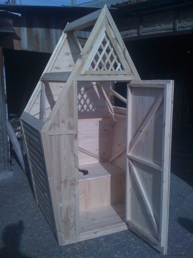 Туалет дачный из дерева в сборе