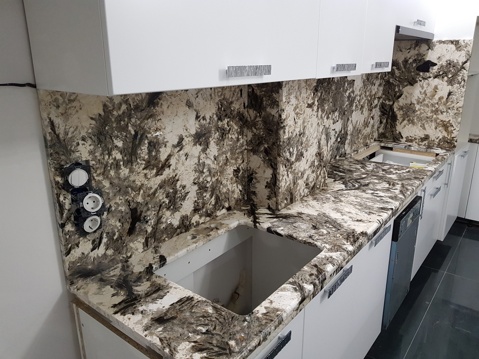 Гранит Alpinus в интерьере кухни