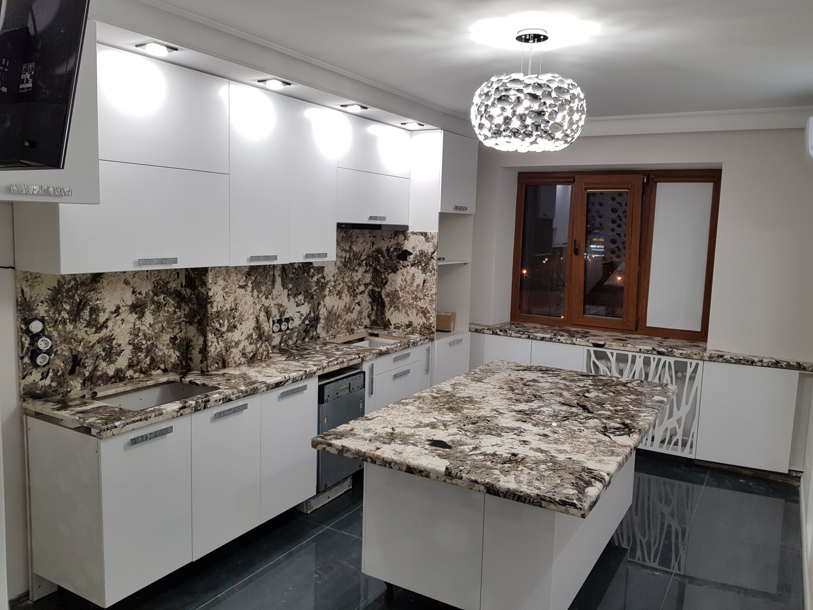 Гранит Alpinus в интерьере кухни