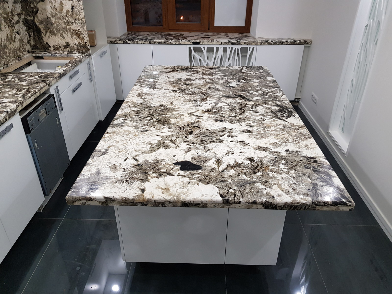 Гранит Alpinus в интерьере кухни