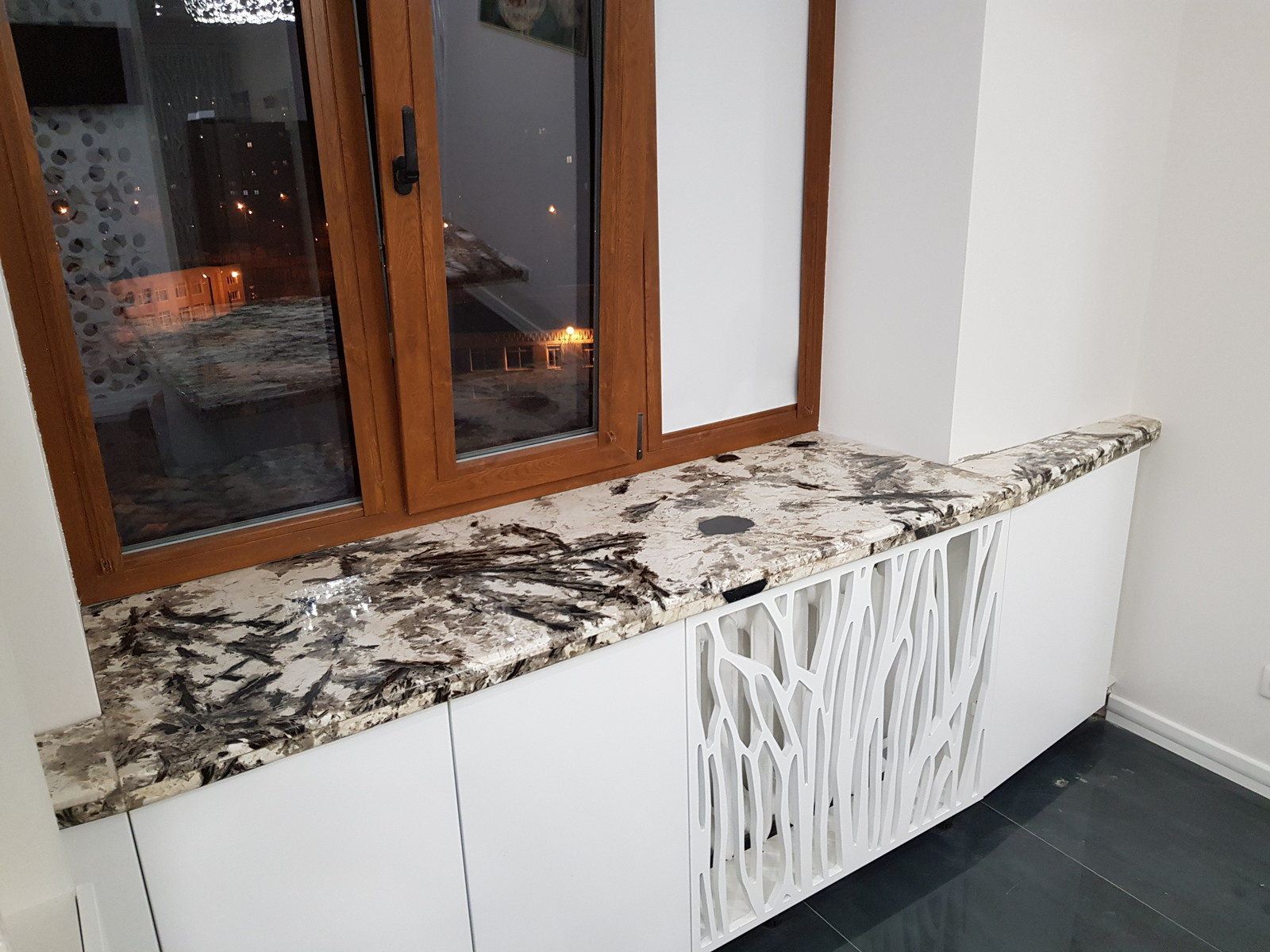 Обложка проекта: Гранит Alpinus в интерьере кухни