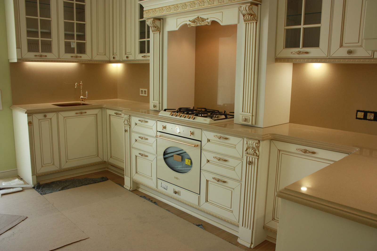 Столешница и стеновая из кварцевого агломерата Caesarstone.