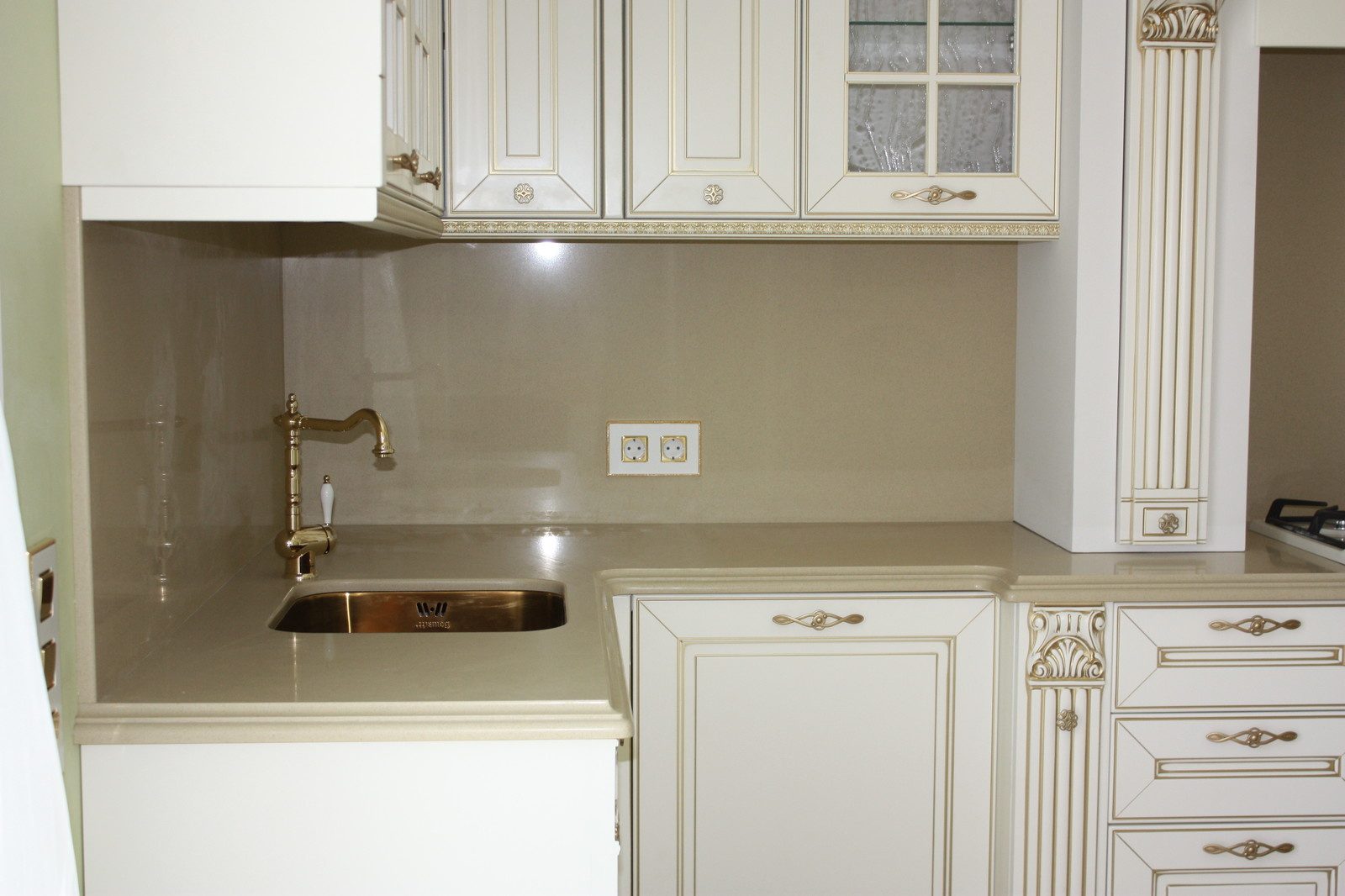 Столешница и стеновая из кварцевого агломерата Caesarstone.