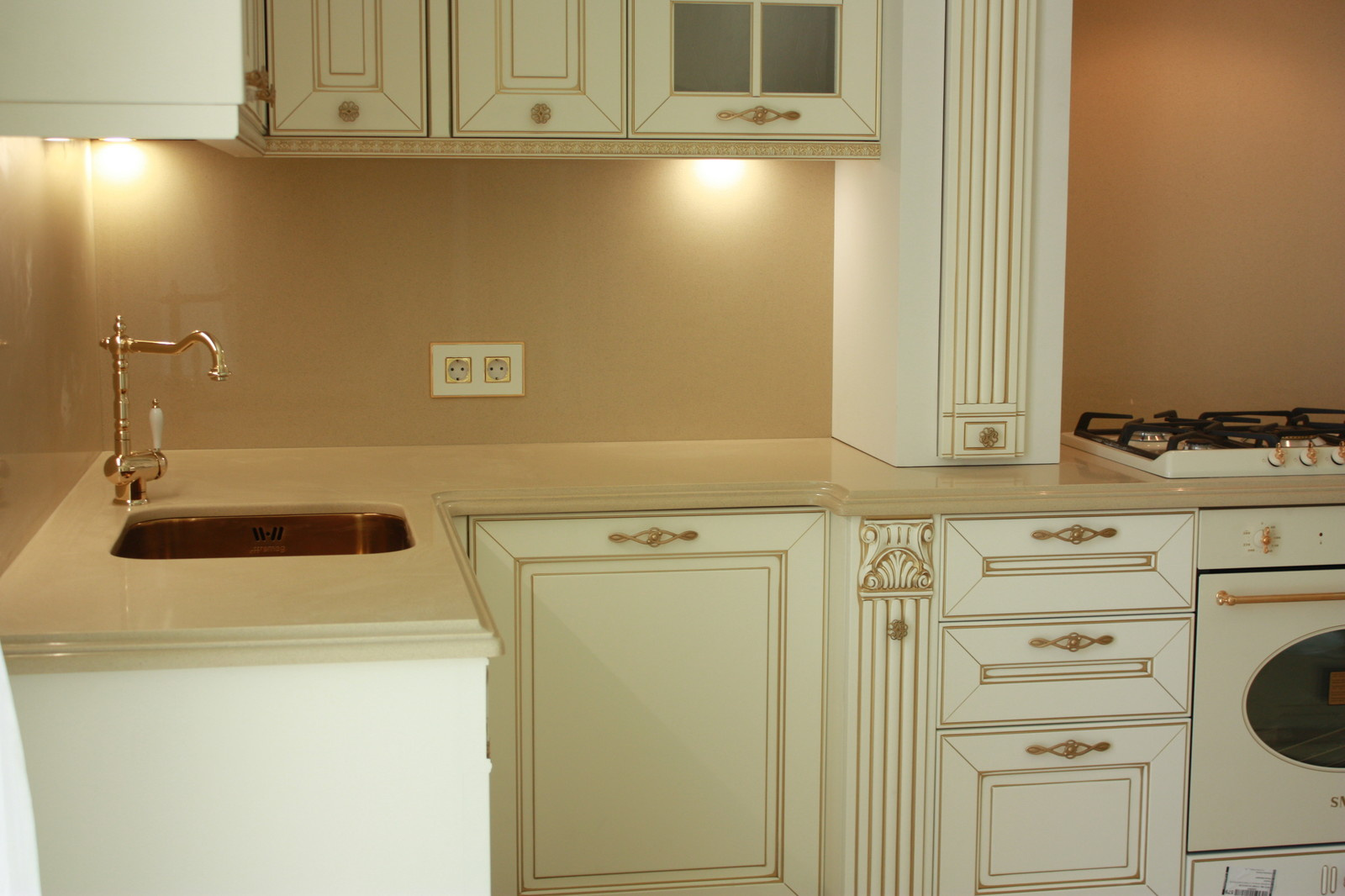 Столешница и стеновая из кварцевого агломерата Caesarstone.