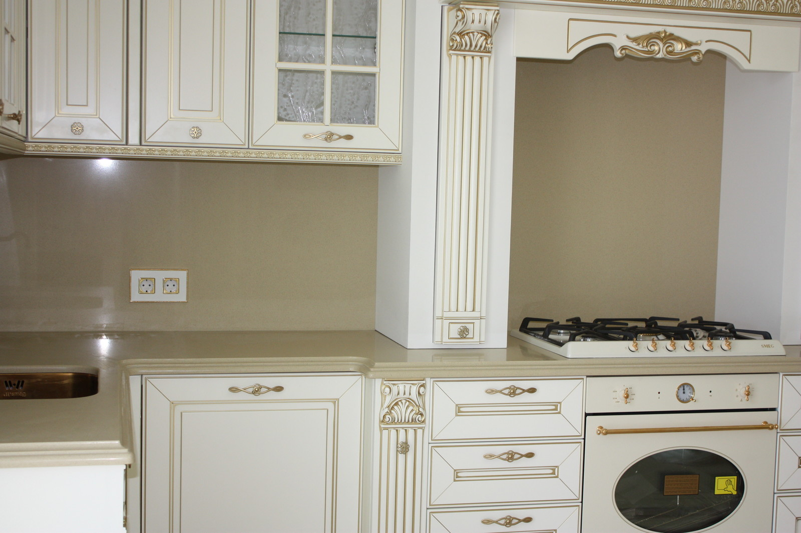 Столешница и стеновая из кварцевого агломерата Caesarstone.
