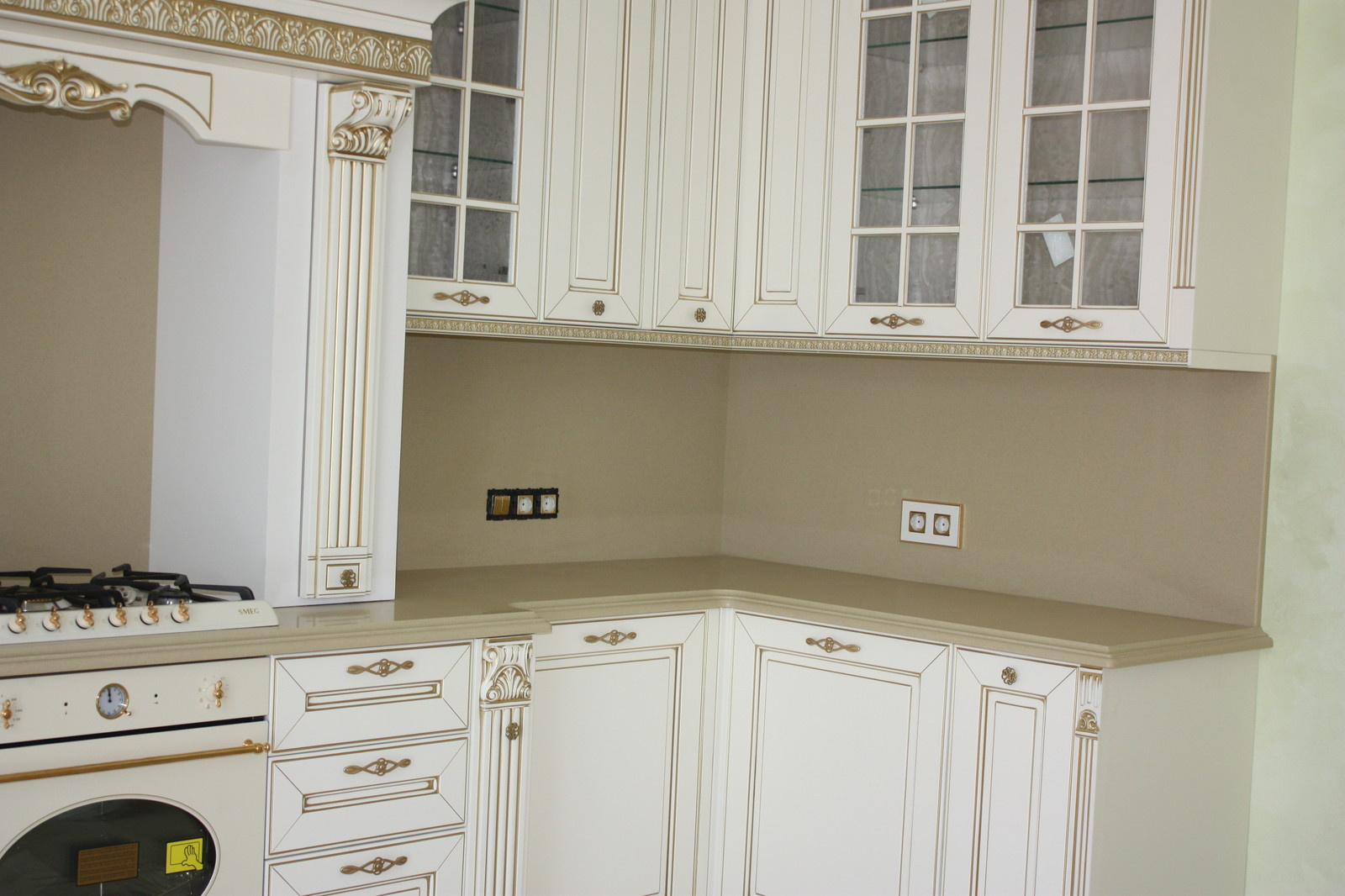 Столешница и стеновая из кварцевого агломерата Caesarstone.
