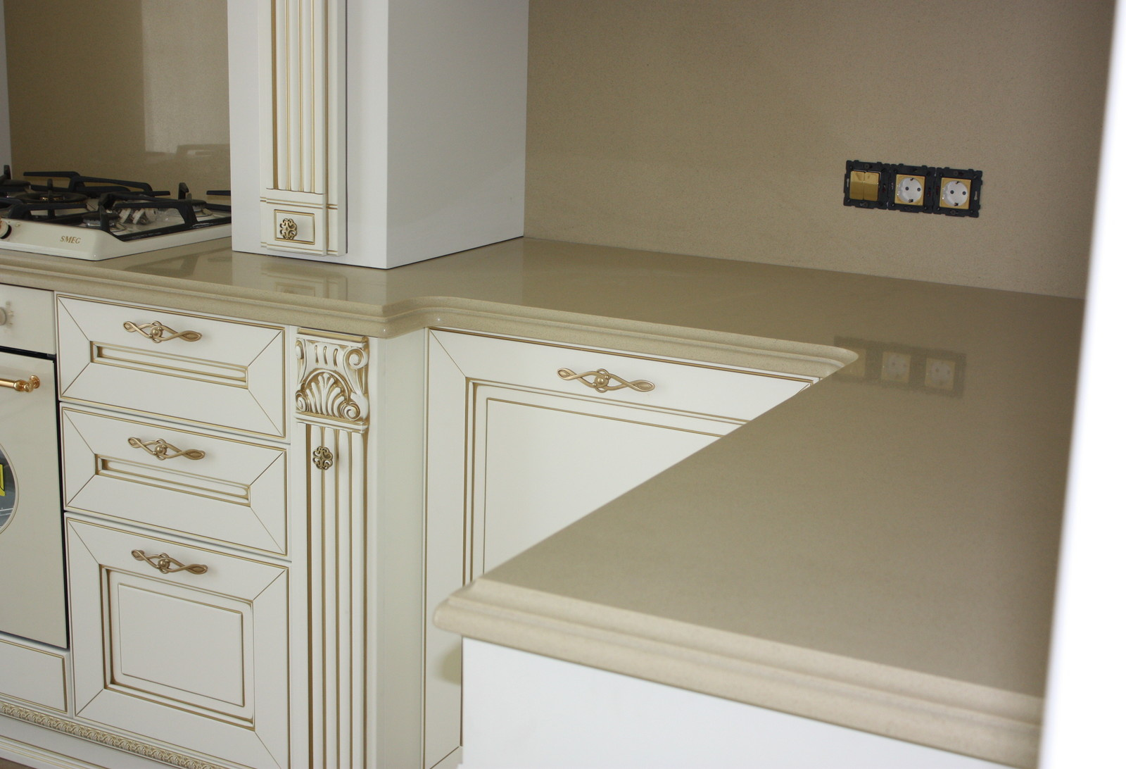Столешница и стеновая из кварцевого агломерата Caesarstone.