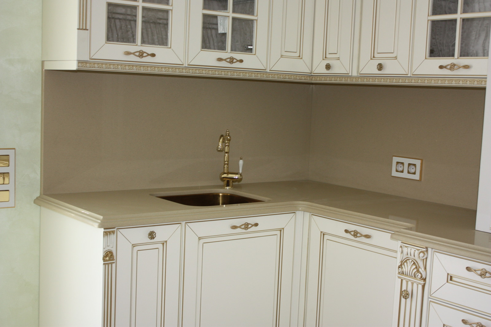 Столешница и стеновая из кварцевого агломерата Caesarstone.
