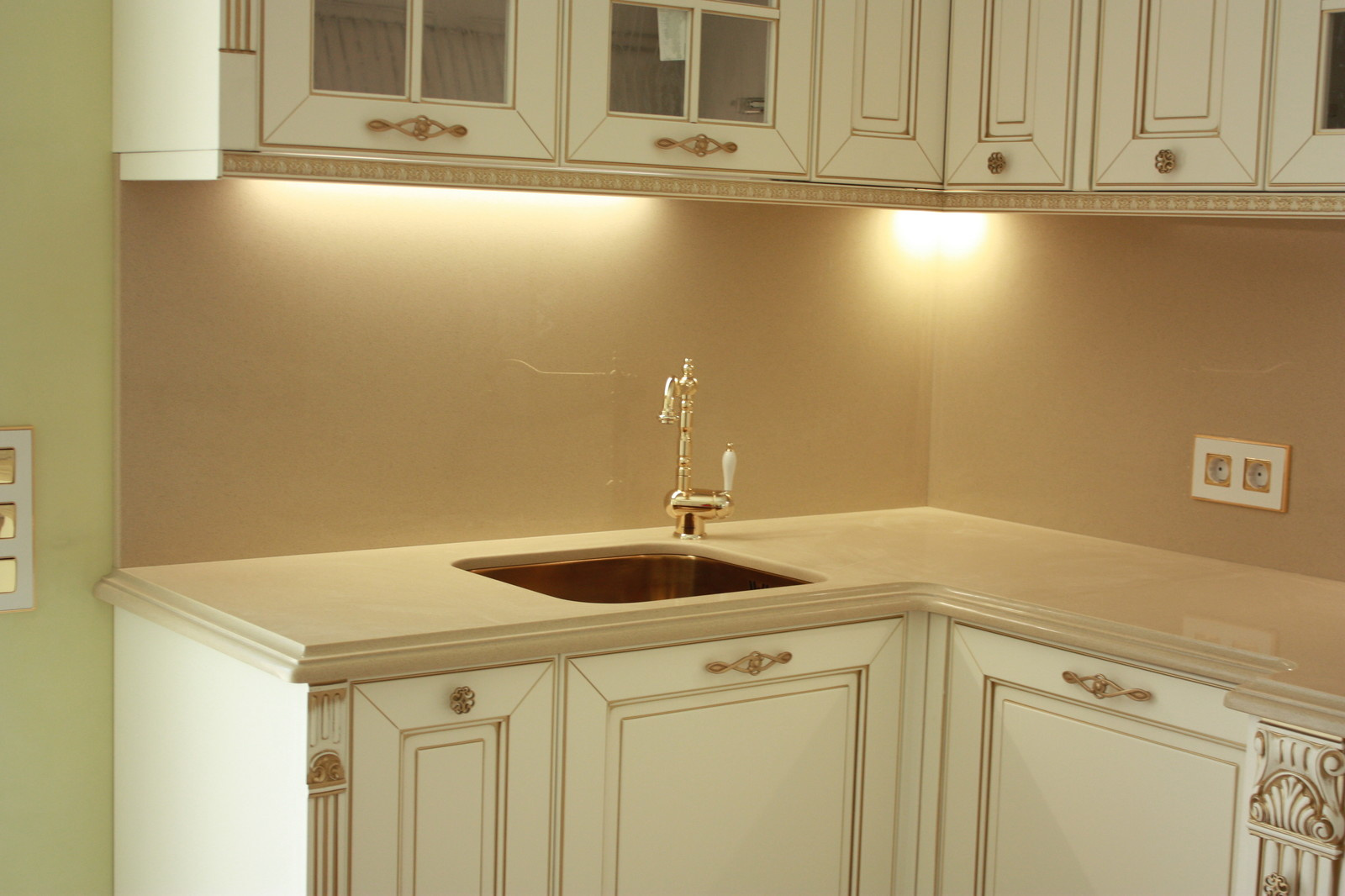 Столешница и стеновая из кварцевого агломерата Caesarstone.
