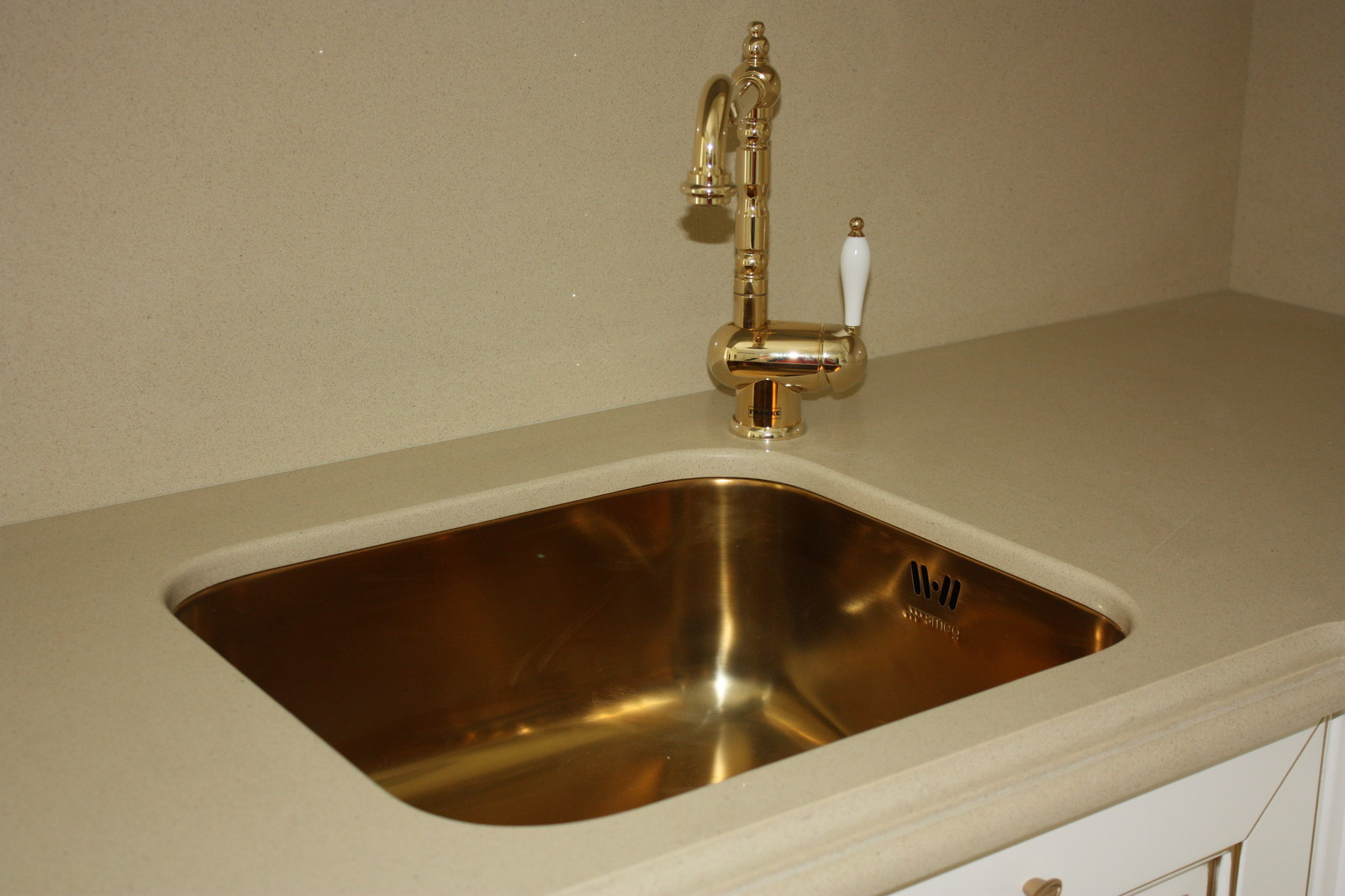 Столешница и стеновая из кварцевого агломерата Caesarstone.