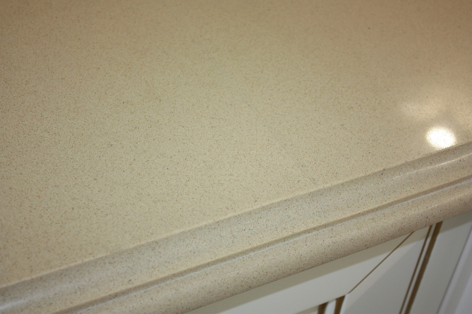 Столешница и стеновая из кварцевого агломерата Caesarstone.