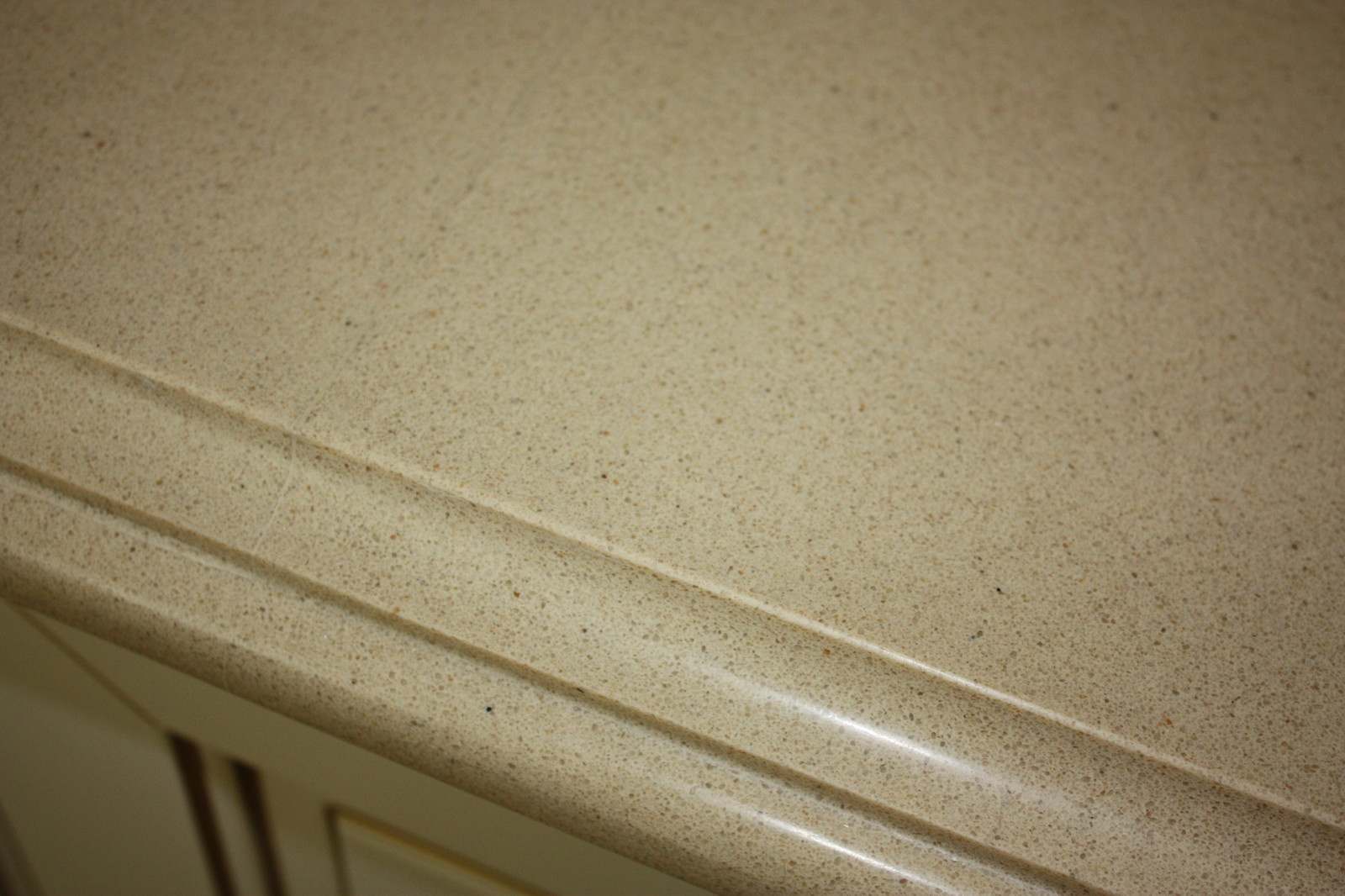 Столешница и стеновая из кварцевого агломерата Caesarstone.