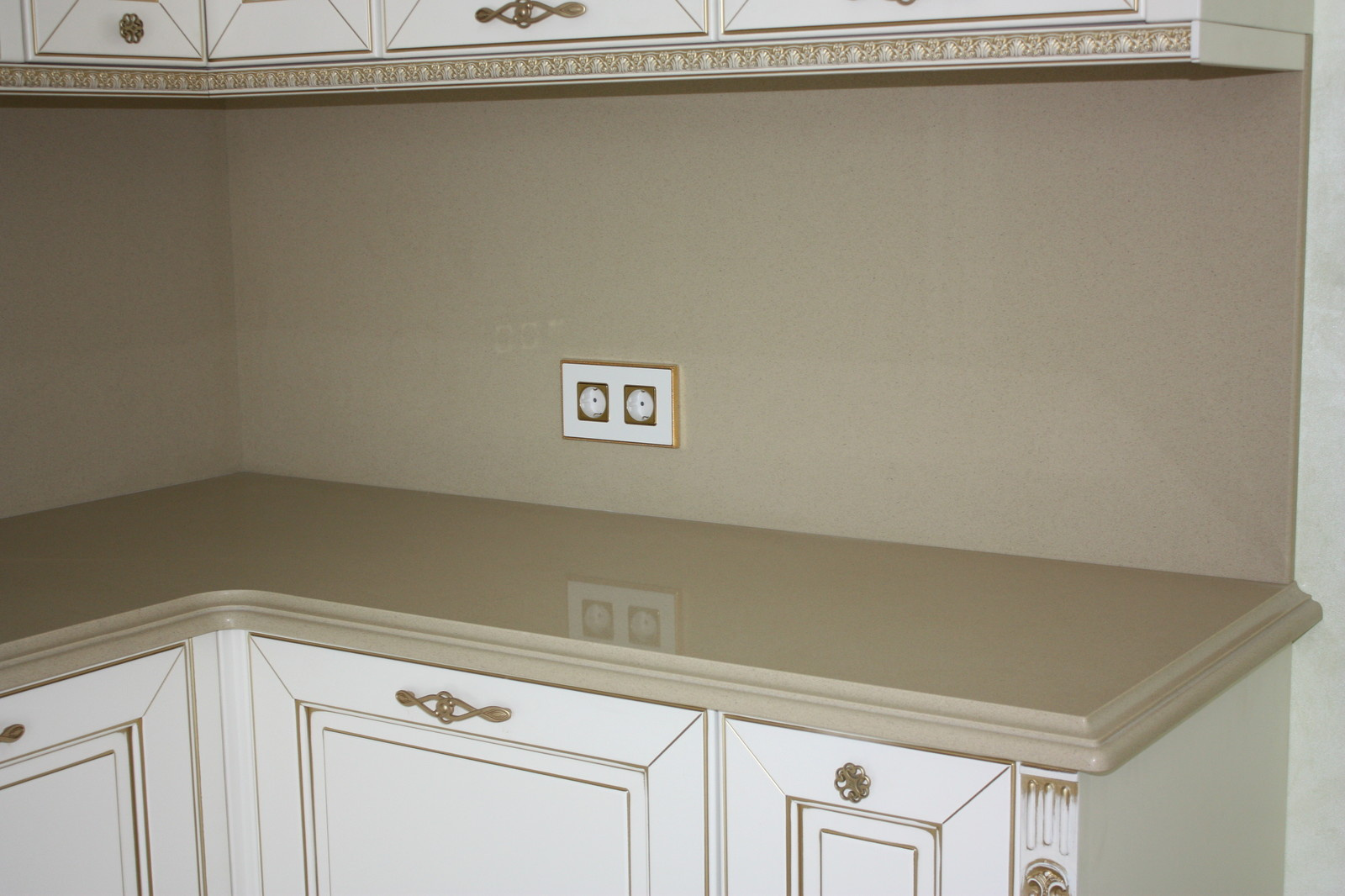 Столешница и стеновая из кварцевого агломерата Caesarstone.