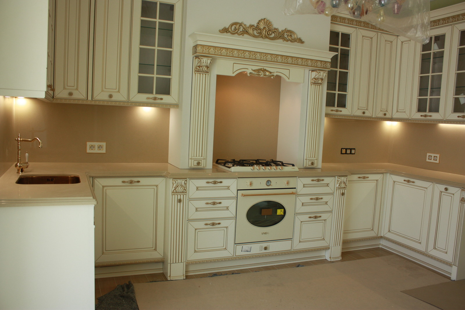 Столешница и стеновая из кварцевого агломерата Caesarstone.