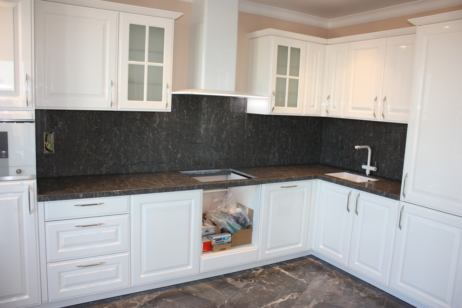 Столешница и стеновая панель из кварцевого агломерата Caesarstone (Израиль)