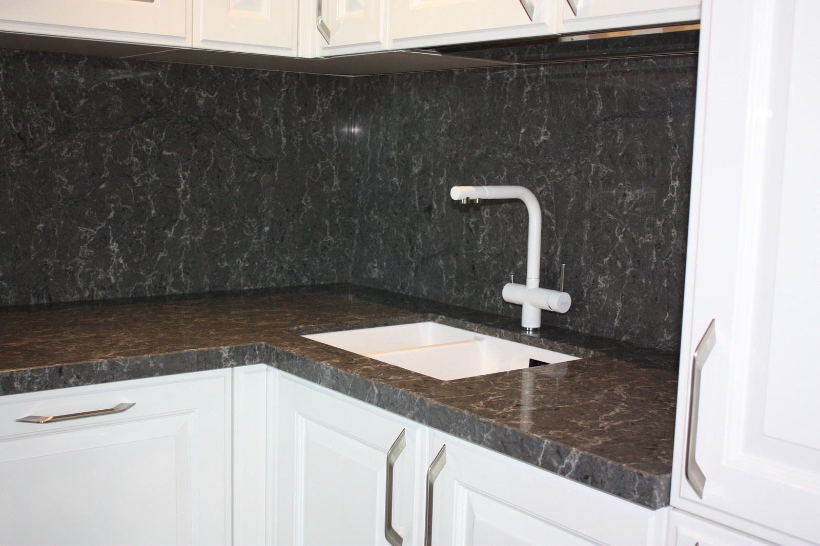 Столешница и стеновая панель из кварцевого агломерата Caesarstone (Израиль)