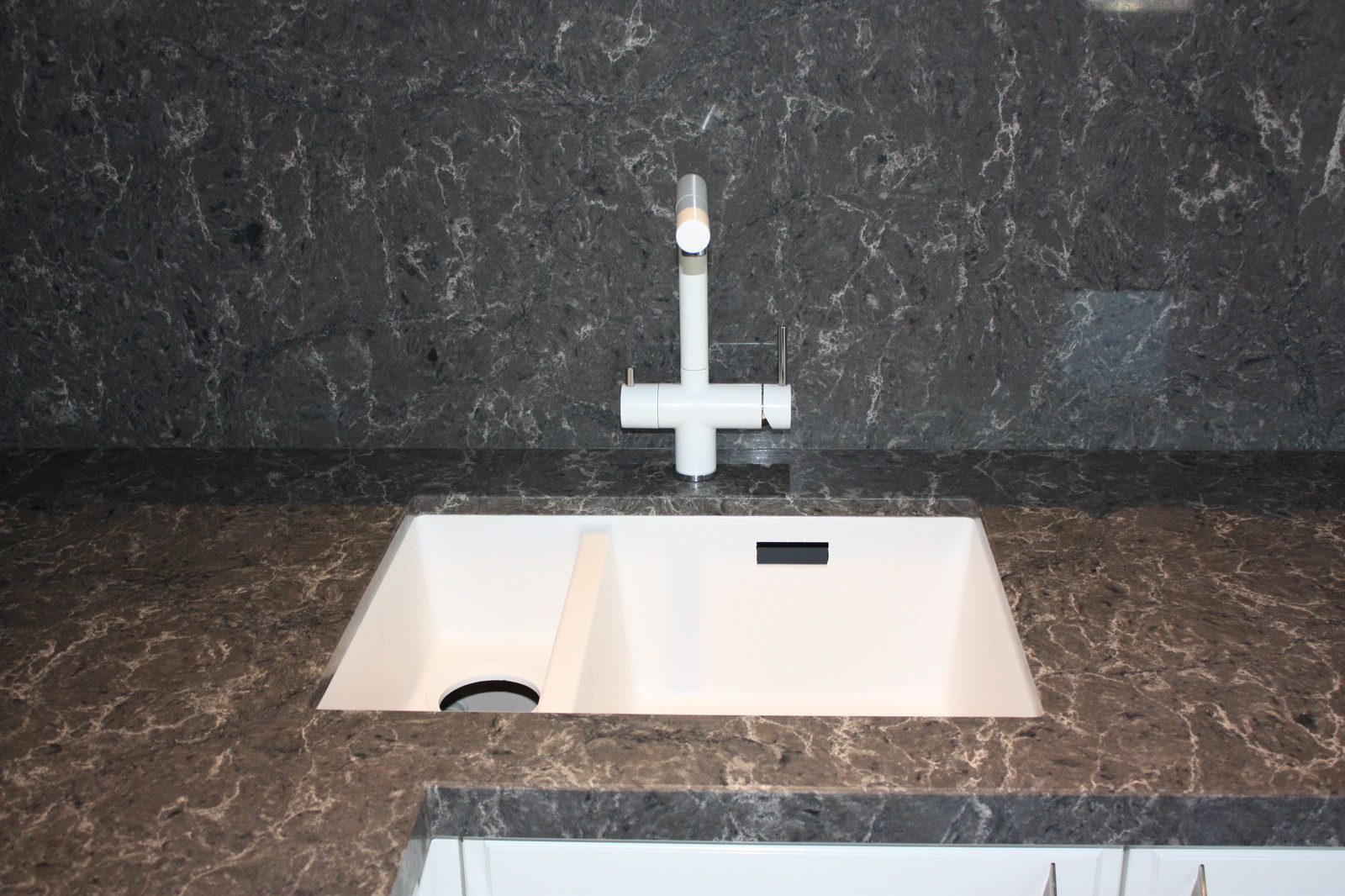 Столешница и стеновая панель из кварцевого агломерата Caesarstone (Израиль)
