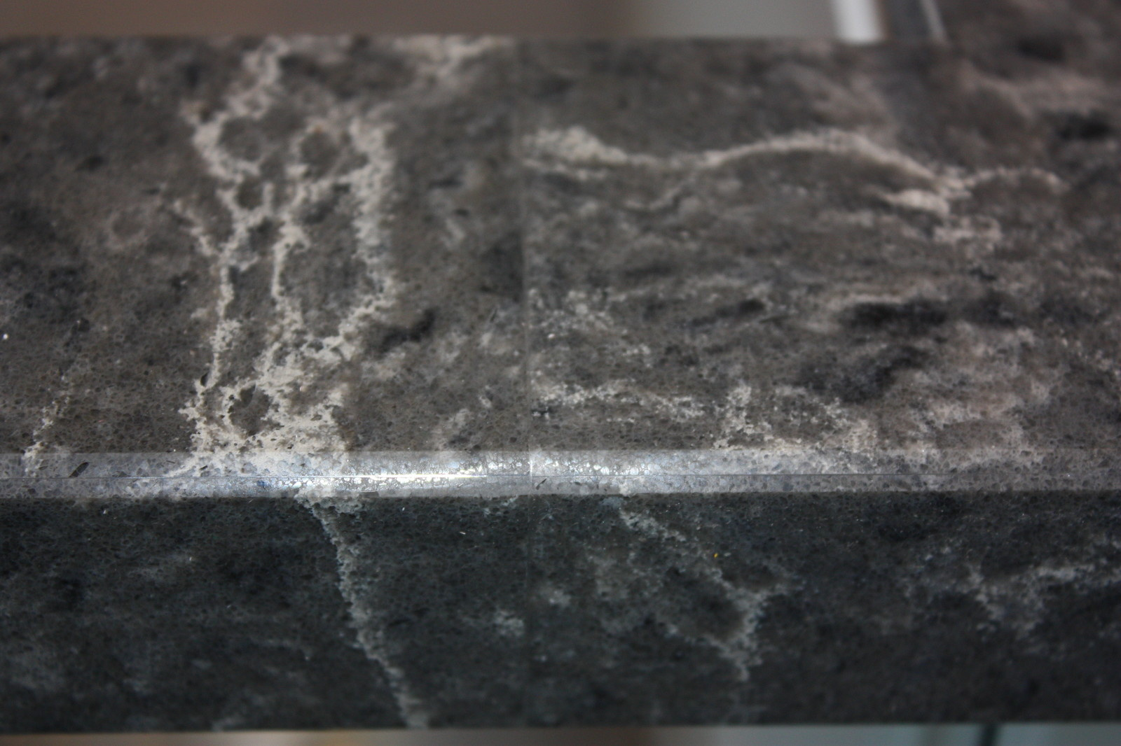 Столешница и стеновая панель из кварцевого агломерата Caesarstone (Израиль)