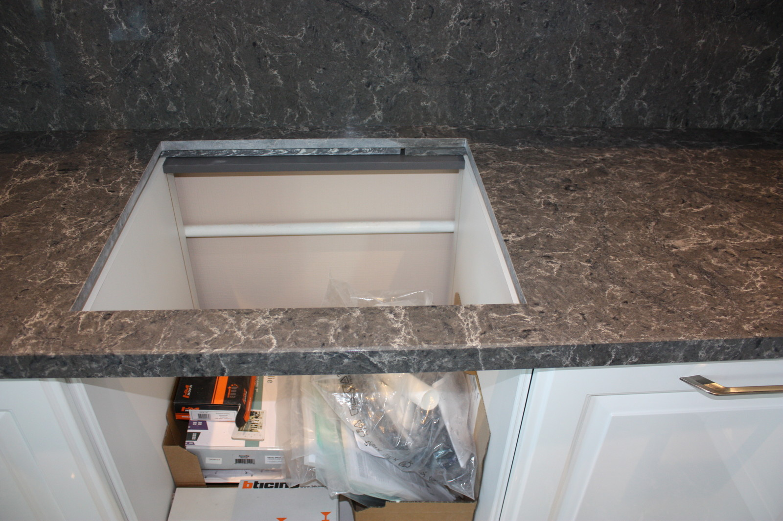 Столешница и стеновая панель из кварцевого агломерата Caesarstone (Израиль)