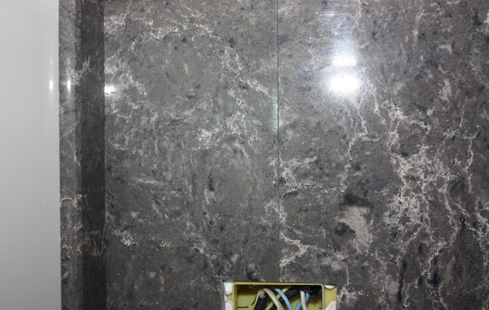 Столешница и стеновая панель из кварцевого агломерата Caesarstone (Израиль)