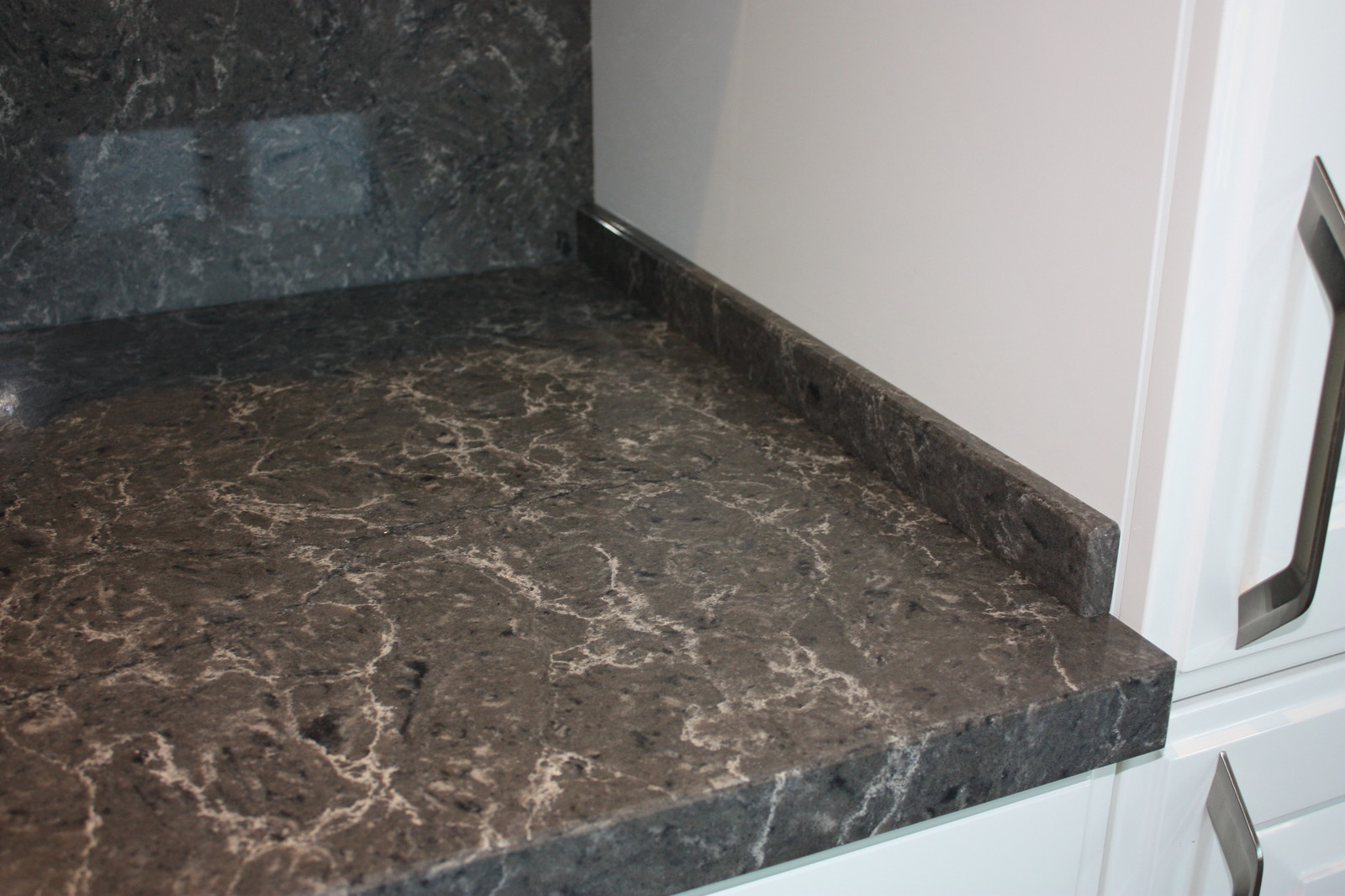 Столешница и стеновая панель из кварцевого агломерата Caesarstone (Израиль)
