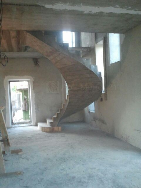 Полувинтовая лестница