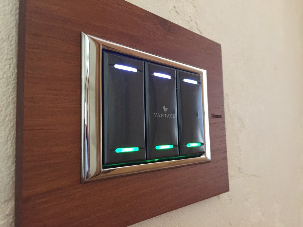 Выключатель у кровати в спальне: