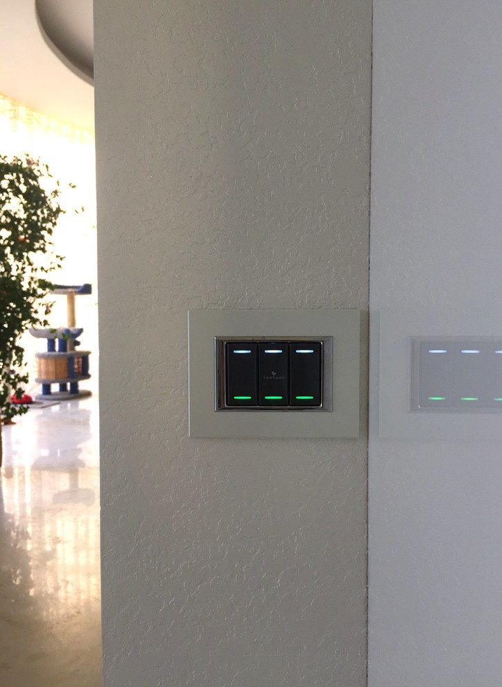 Выключатель у входа в гостиную: