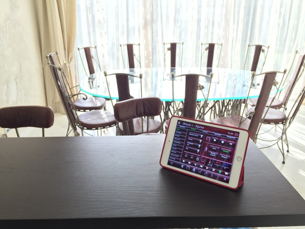 Сенсорная панель в гостиной: