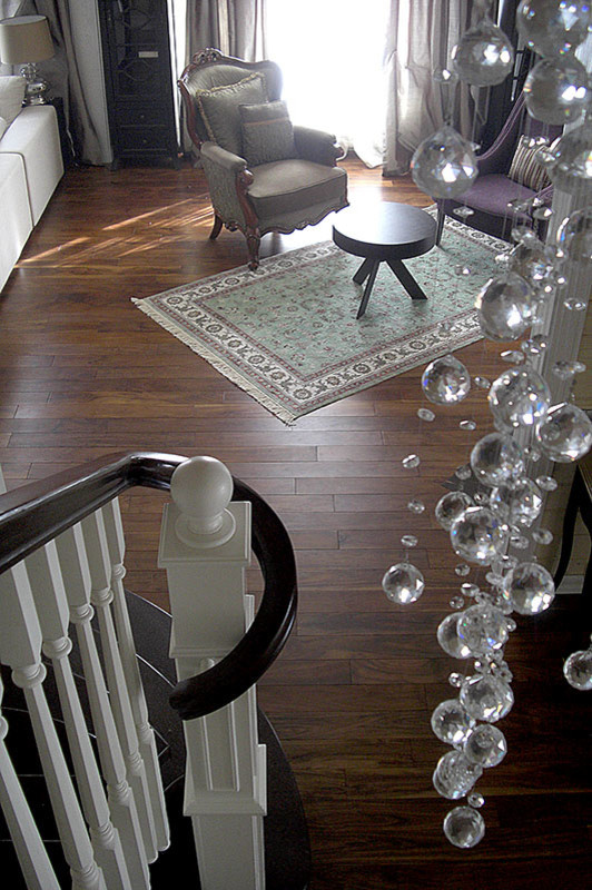 Вид на гостиную с лестницы