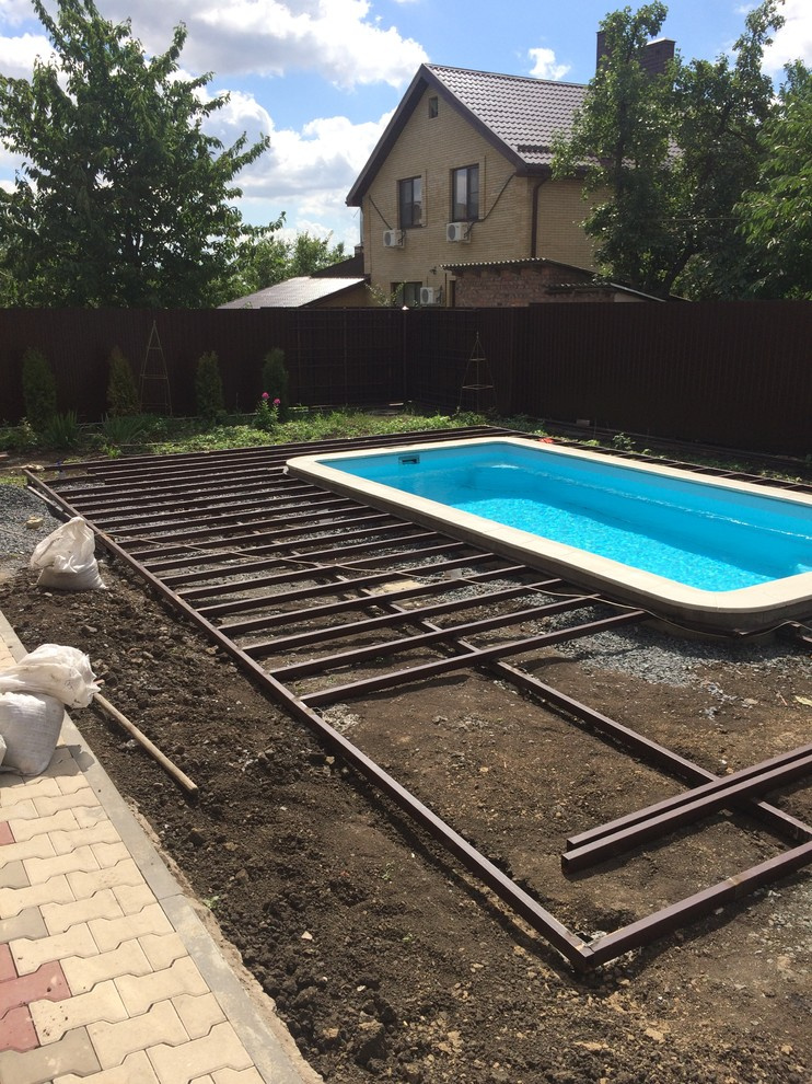 Терраса вокруг бассейна из древесно полимерного композита на метало-каркасе