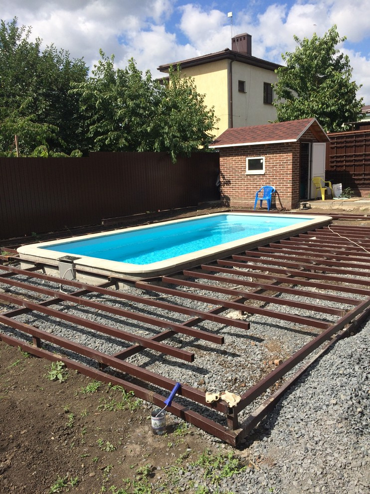 Терраса вокруг бассейна из древесно полимерного композита на метало-каркасе