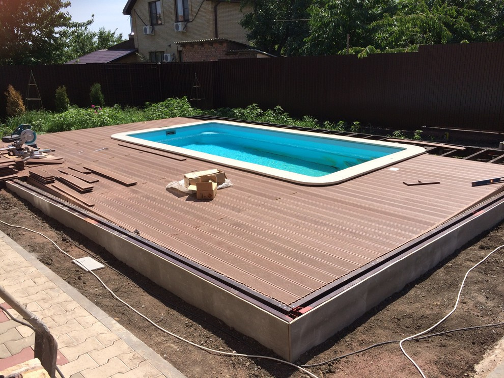 Терраса вокруг бассейна из древесно полимерного композита на метало-каркасе