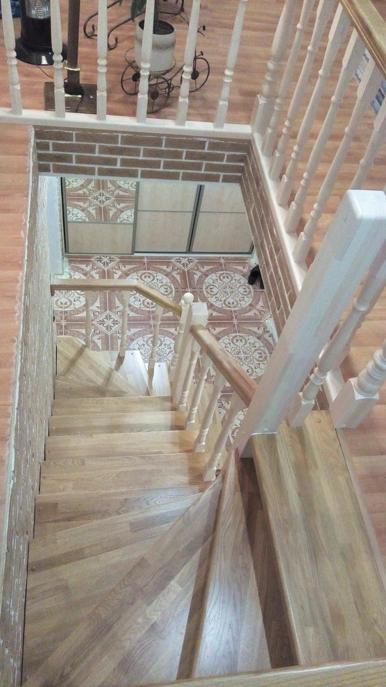 2-х цветная деревянная лестница