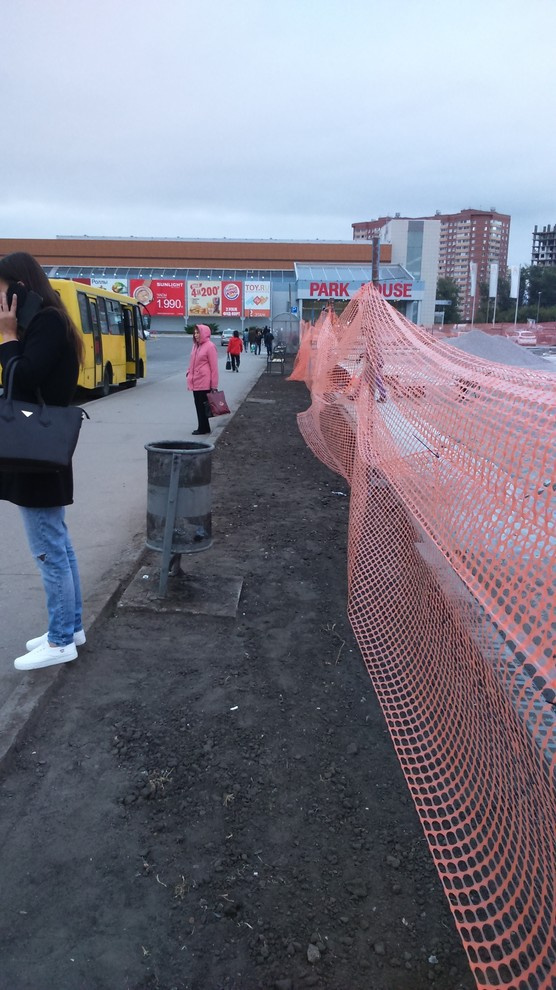 Укладка рулонного газона возле ТЦ, г. Тольятти
