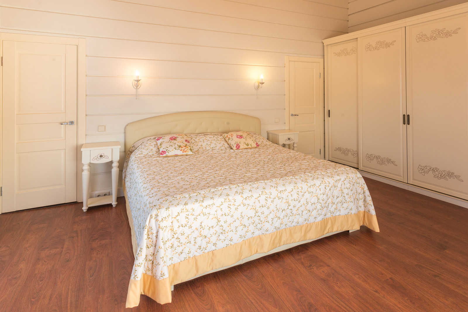 Загородный дом на берегу озера